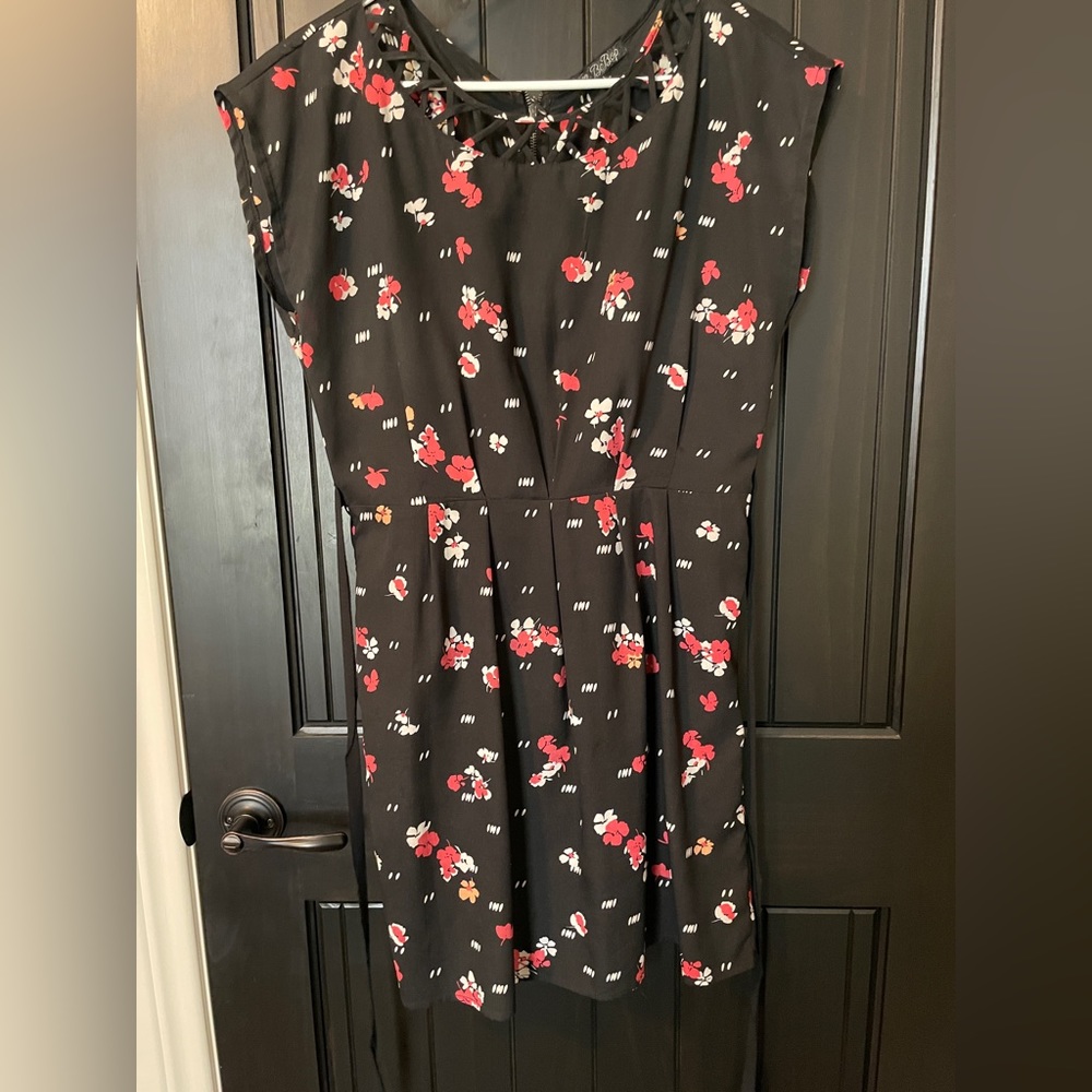 BeBop Size L, cute dress, detailing at neck, reddish pink floral